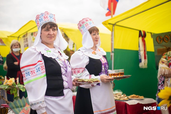 Тем, кто замерз, предлагали бутерброды с салом и черемшой и согревающий напиток | Источник: Алина Исхакова