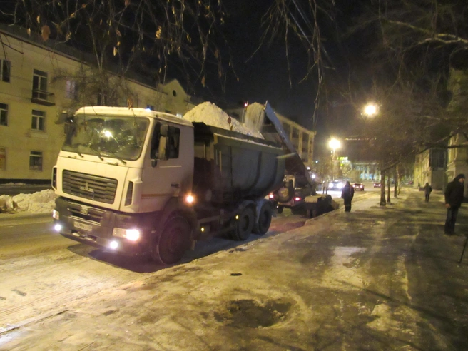 Уборка улиц, как и снегопад, продолжается с ночи | Источник: Алёна Кононова