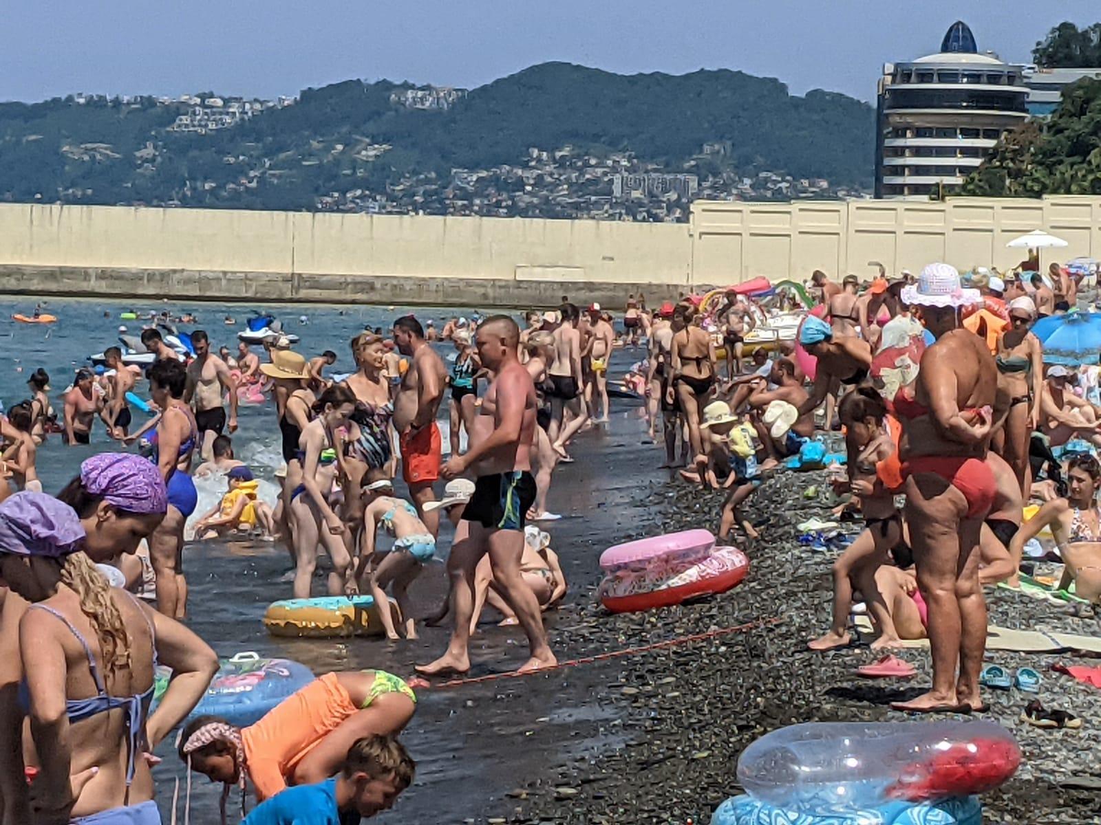 Сочи 1 июля. Пляж Лазаревское 2023. Люди на пляже. Пляж Сочи много людей. Люди на пляже Сочи.