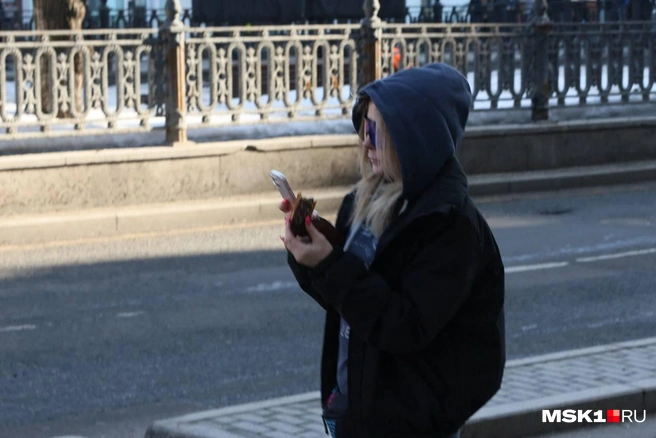 Как в Москве люди пытаются найти интернет  | Источник: Артем Устюжанин / MSK1.RU