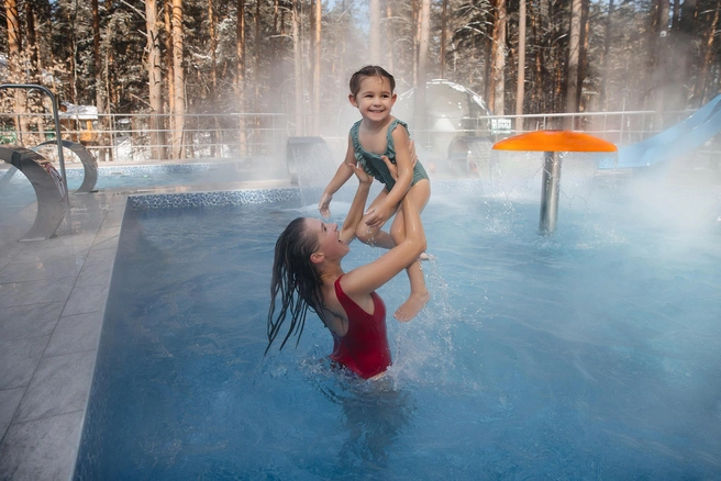 От холода посетителей бассейна «Хвои» защищает паровая «шапка» | Источник: «Хвоя»