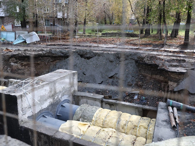 На объекте дежурят специалисты СГК и департамента энергетики и ЖКХ.