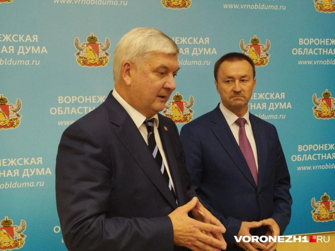 Слева — Александр Гусев, а справа — Юрий Матузов. По одной из версий, такой жест придает уверенности | Источник: Дмитрий Волгин / Voronezh1.ru
