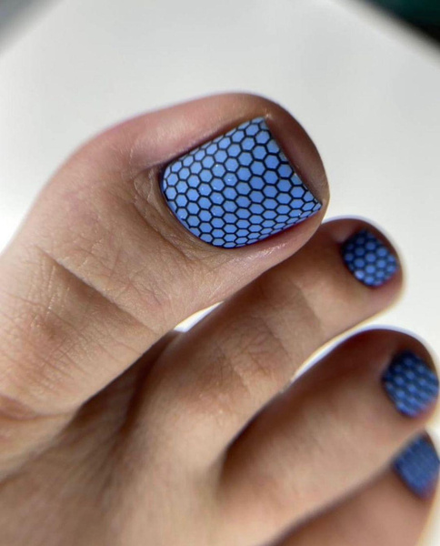 Темный педикюр на лето 2023: 10 небанальных и модных дизайнов ногтей