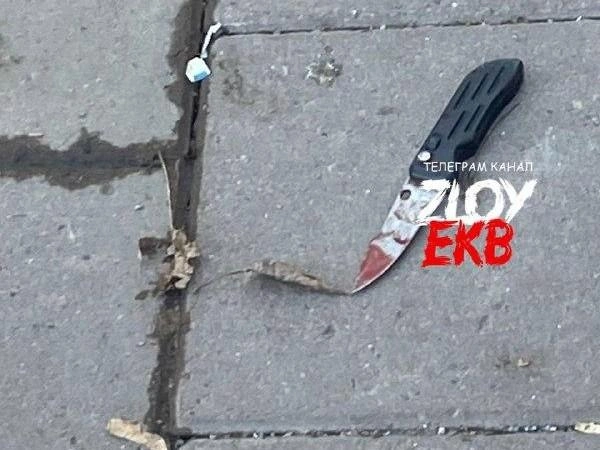 Окровавленный нож лежит у остановки «Институт связи» | Источник: Zloy_ekb / T.me