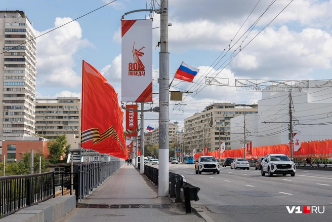 Флаги и баннеры с символами Победы преобразили Астраханский мост | Источник: Алексей Волхонский / V1.RU