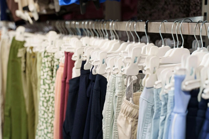 В магазине одежды — яркая коллекция повседневных брюк различных фасонов и расцветок | Источник: Dzmitry Skazau / Alamy / Legion Media