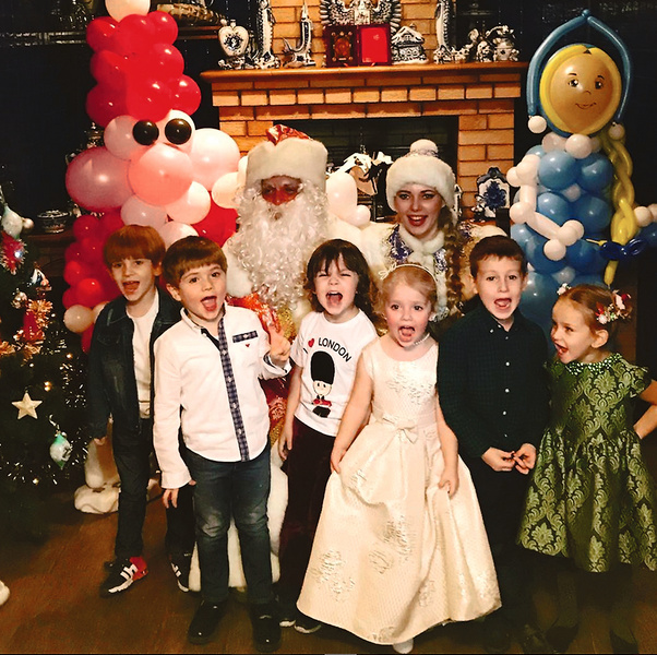 Женя (крайний слева) знаком со всеми звездными детьми, включая Лизу и Гарри Галкиных