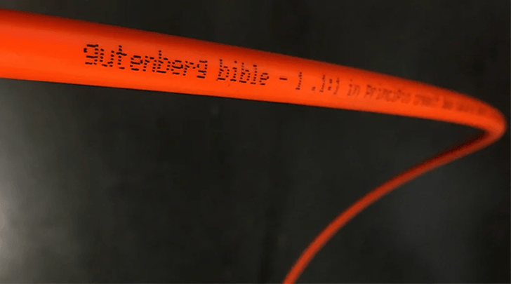 Голландский художник напечатал текст Библии на проводах