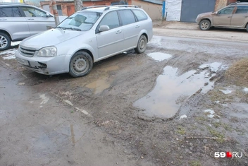 Жильцы паркуют авто у тротуара&nbsp;— на этом месте тоже лужи | Источник: Василина Любимова / 59.RU
