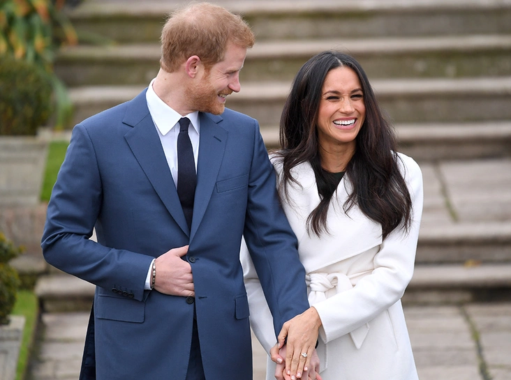 Принц Гарри и Меган Маркл во время первого совместного появления перед прессой в день объявления о помолвке, 27 ноября 2017 года
