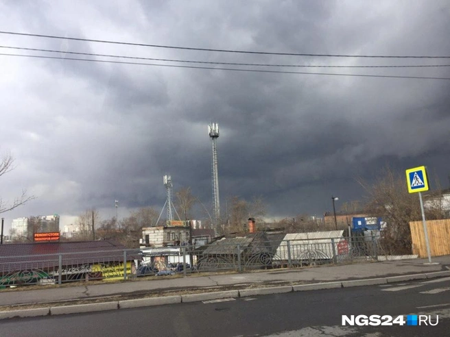 Нависшие
черные тучи над Красноярском восхитили горожан (фотоподборка) | ngs24.ru