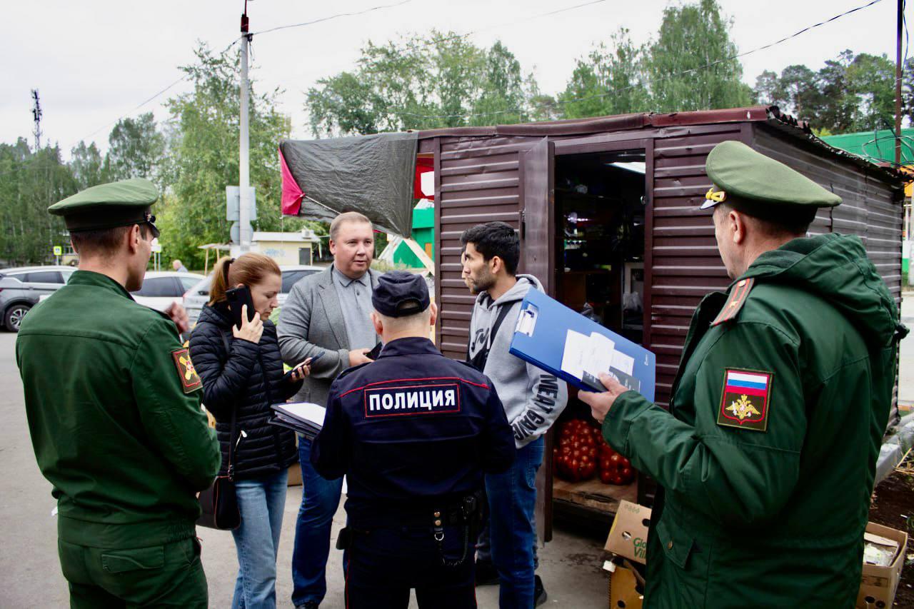 В Кировском районе Перми миграционная служба, полиция и военный комиссариат  провели совместный рейд по торговым точкам, сообщил глава района Михаил  Борисов - 28 августа 2023 - 59.ру