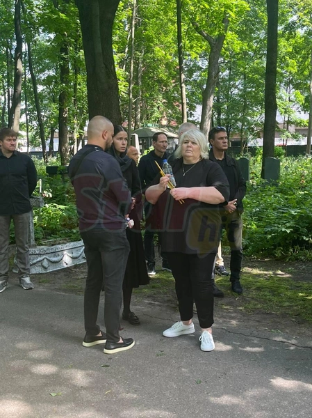 Полина приехала в сопровождении мамы