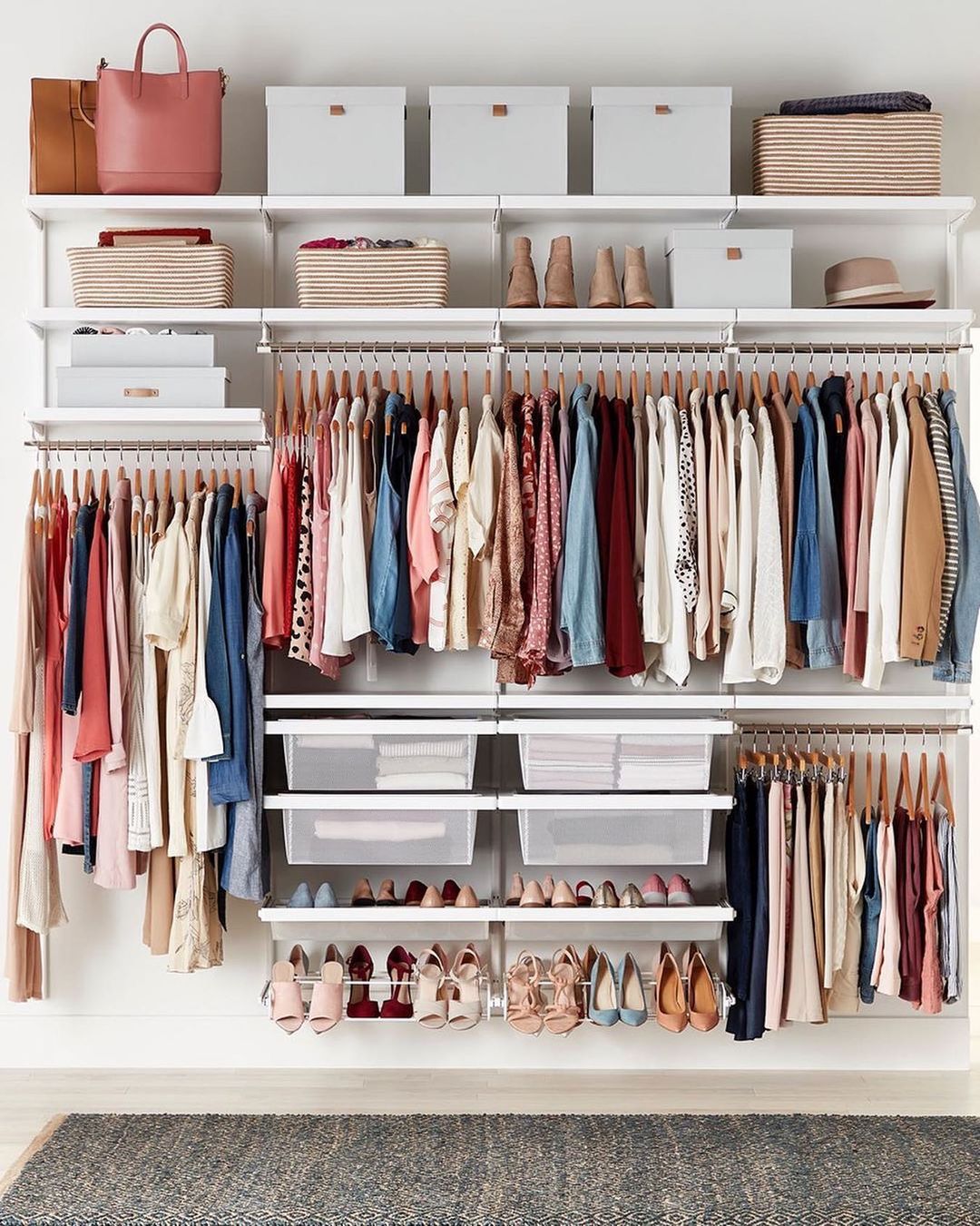 Организация пространства в шкафу с одеждой