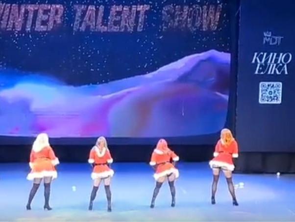 «Хотелось встать и уйти». Танцовщицы попали в скандал из-за голых ягодиц на новогоднем концерте