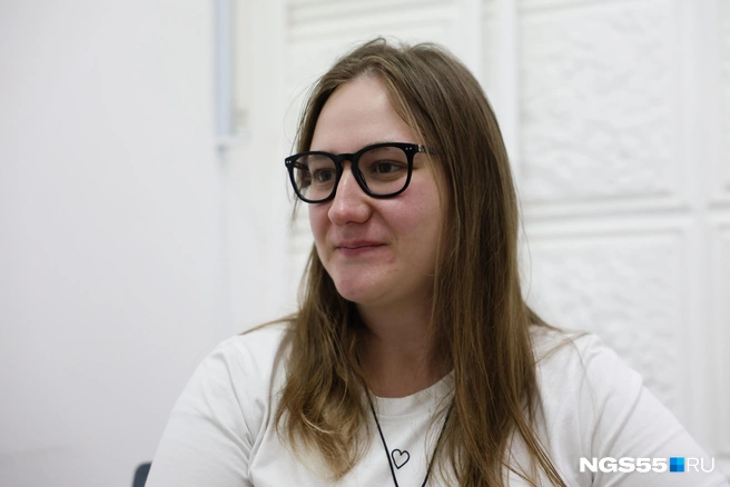 Девушка выхаживает стрижей несколько лет | Источник: Евгений Софийчук / NGS55.RU