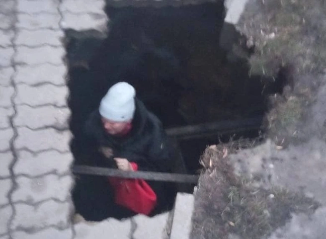 В Белгородской области женщина провалилась в дыру в тротуаре | ya62.ru
