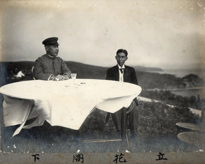 Торжественный обед на мысе Голдобина генерала Татибана и консула Кикути, 1921 год | Источник: pastvu.com