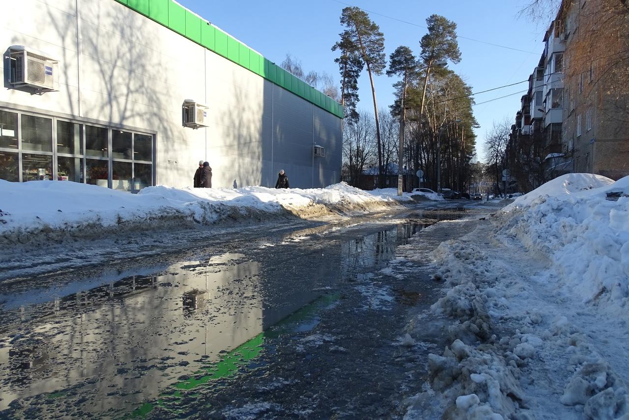 В микрорайоне Водники Кировского района прорвало трубу второй раз за два  дня и затопило улицу Ушакова - 16 февраля 2023 - 59.ру