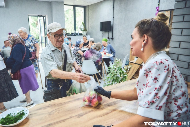 «Спасибо, у вас самые вкусные яблоки!», — говорит Олеся дедулечке | Источник: Роман Данилкин / 63.RU