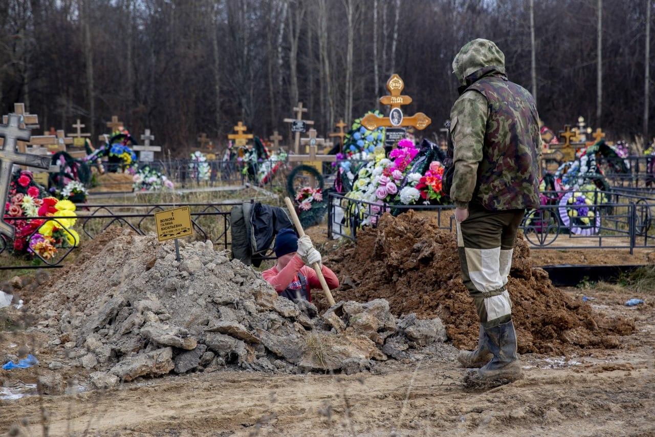 Что творится на московских кладбищах, пока никто не видит: откровенный  рассказ программиста, который пошел работать копателем могил, и правдивые  истории о жизни работников некрополя - 12 сентября 2023 - МСК1.ру