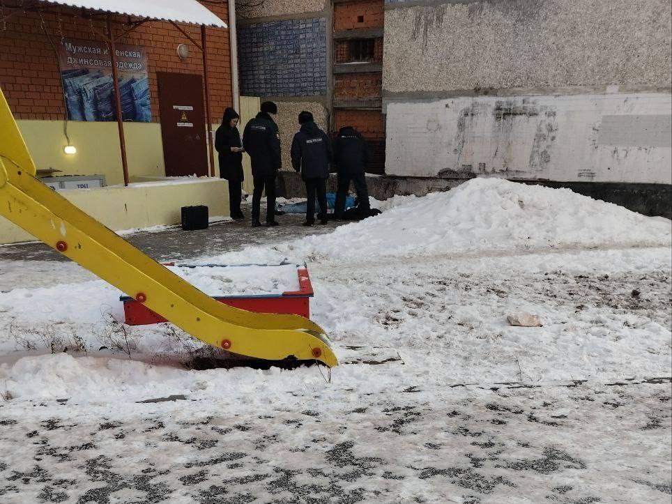 Под окнами тюменской многоэтажки нашли тело мужчины