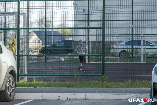 А кто-то гоняет мяч после школы | Источник: Булат Салихов / UFA1.RU