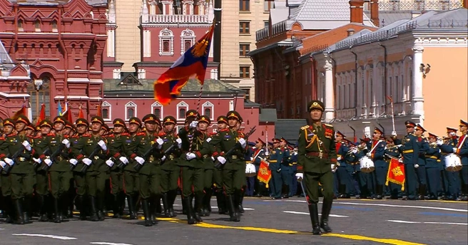 Колонна военных из Лаоса | Источник: прямая трансляция ТАСС от 09.05.2025