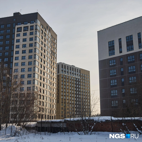 Рядом с новенькими домами остались и старые капитальные гаражи | Источник: Александр Ощепков / NGS.RU