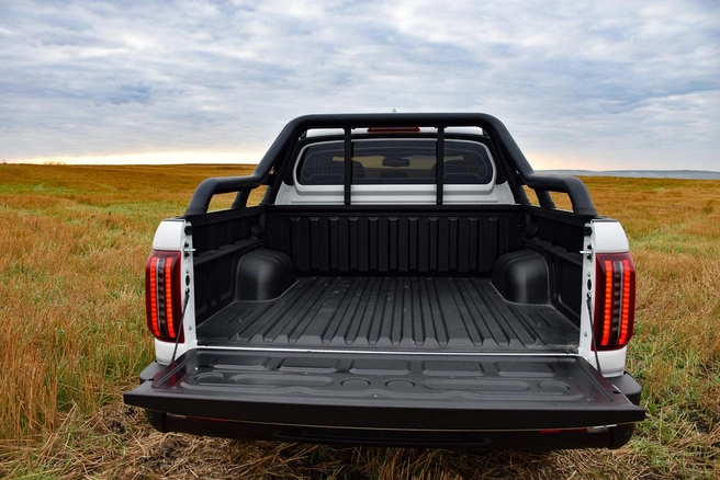 В 2025 году JAC слегка снизил грузоподъемность машин, но в любом случае JAC T9 готов принять почти тонну | Источник: Артем Краснов