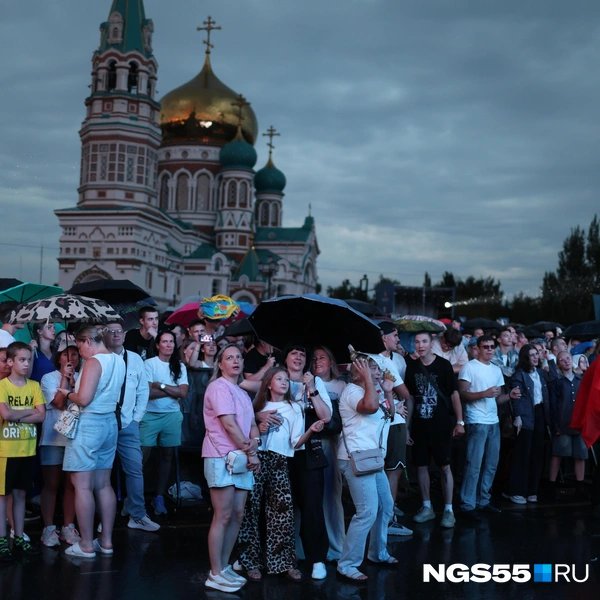 Омичи не испугались дождя и наслаждались выступлением | Источник: Евгений Софийчук / NGS55.RU