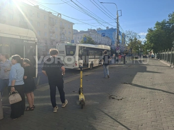 У «Созвездия» после сноса остановки негде укрыться от солнца | Источник: Алёна Воропаева / Voronezh1.ru