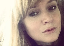Анна Михалкова делает педикюр младшей дочери
