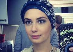 Агата Муцениеце оплакивает умершую бабушку