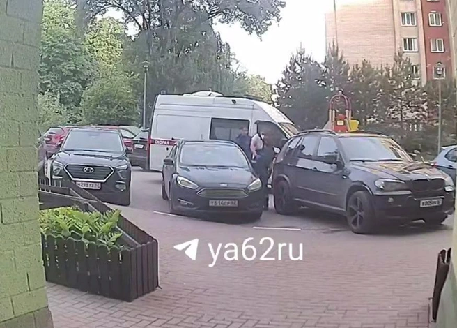 Скорая помощь у подъезда | Источник: Telegram-канал «Новости Рязани YA62»