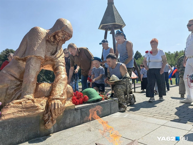 В Кустаревке даже есть Вечный огонь возле мемориала | Источник: Кристина Мельникова / YA62.RU