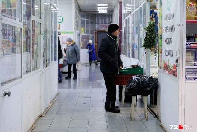 Покупателей очень-очень мало. Возможно, они привыкли приходить чуть позже или, наоборот, пораньше&nbsp;— как знать | Источник: Ирина Шарова / 72.RU 