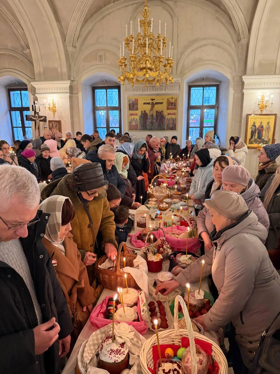 Прихожане освящают пищу | Источник: Храм Преображения Господня на Преображенской площади / T.me