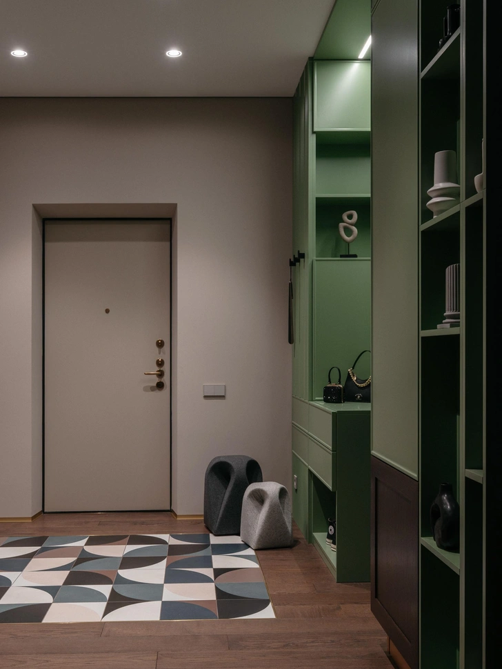 Корпусная мебель изготовлена по эскизам дизайнера, VivaKitchen. Пуфы, коллекция «Кулек», Shalidesign. Керамическое панно на полу, Bardelli. | Источник: Анастасия Кобелева 