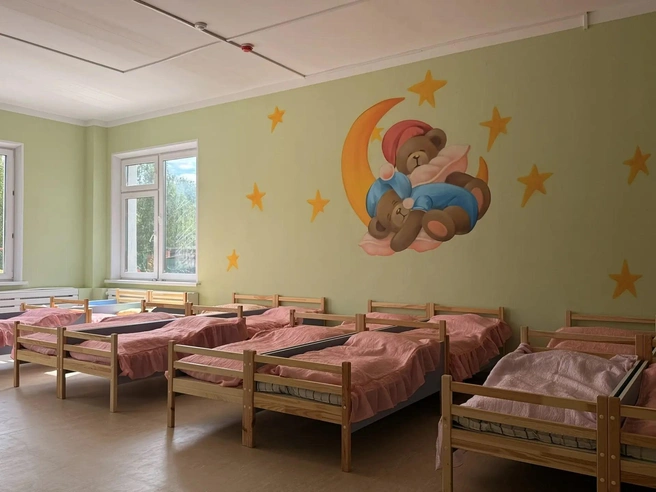 Кроватки в группах уже заправлены постельным бельем. | Источник: правительство Челябинской области 