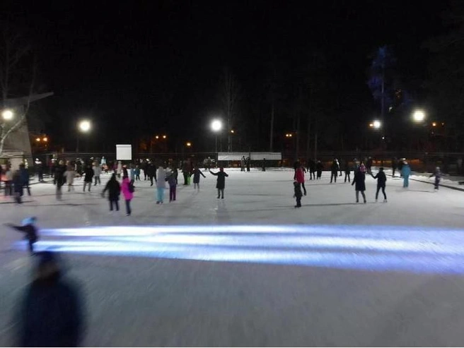 Лед в этом парке открыли перед самым Новым годом | Источник: parkgagarina74.ru