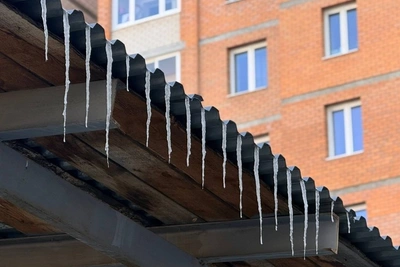 Госжилинспекция предупредила 11 УК Читы из-за сосулек