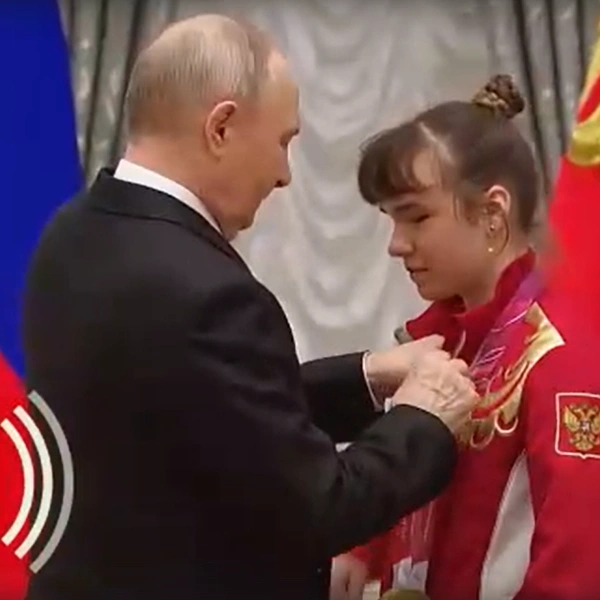 Владимир Путин вручает Анастасии Орден Дружбы | Источник: «Пусть говорят», Первый канал