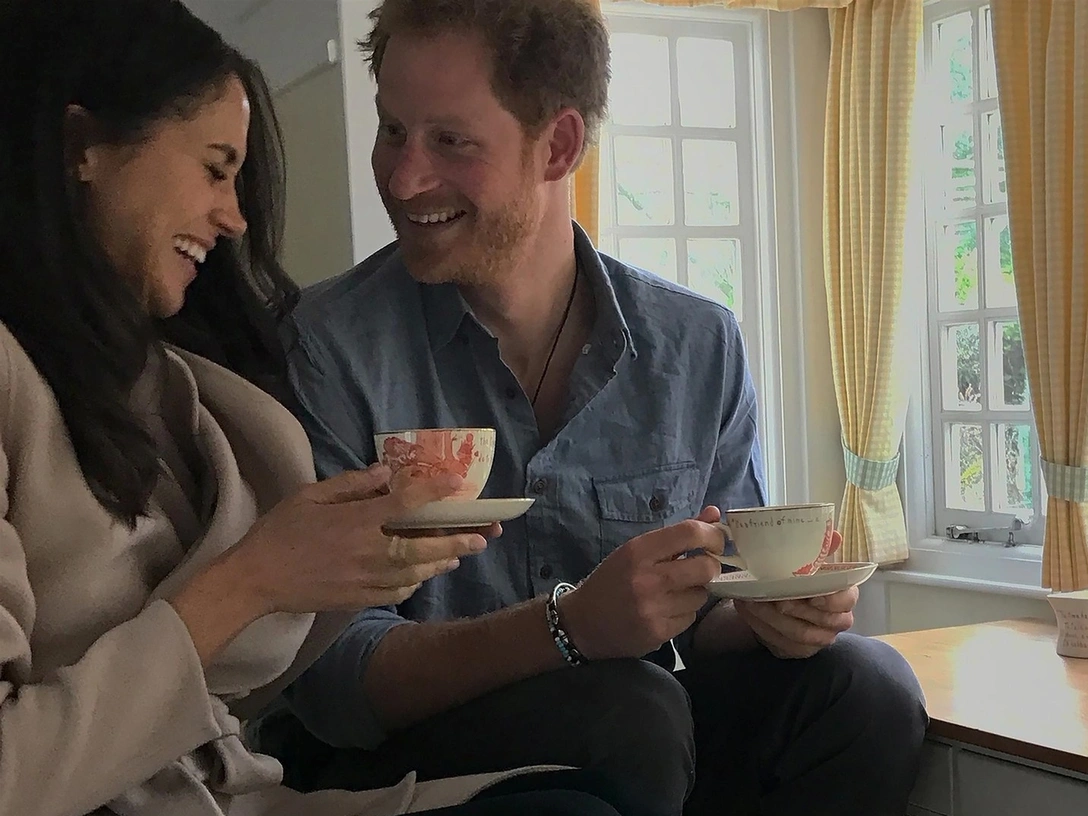 Натянутые улыбки и постановочные фото: Меган Маркл показала момент предложения руки и сердце Гарри (но никто им не верит) | marieclaire.ru