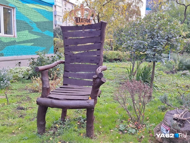 Трон притягивает внимание проходящих мимо людей | Источник: Мария Борзева / YA62.RU