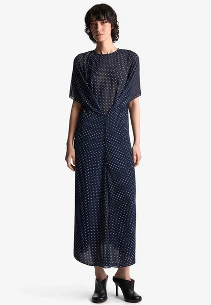 Polka dot остается с нами и этой зимой: где купить «теплый» горошек и как его стилизовать