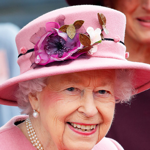 Тест: Выбери шляпку королевы Елизаветы II, и мы посоветуем, какое английское кино посмотреть
