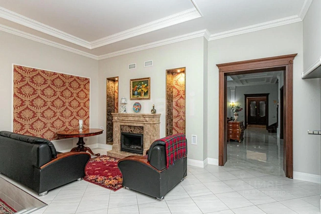 На первом этаже также расположены холодильная камера, постирочная, зона с камином и отдельное помещение с бассейном | Источник: Агентство недвижимости «Этажи» / N1