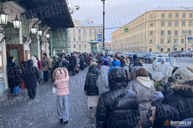 У Мариинского театра выстроилась огромная очередь из желающих попасть на спектакль | Источник: читатель «Фонтанки»
